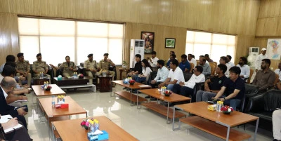 नोएडा में पुलिस कमिश्नर ने MNCs के कप्तानों संग की बैठक; श्रमिकों के हितों और सुरक्षा पर हुआ मंथन