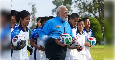 पीएम मोदी का अनोखा अंदाज, बच्चों के साथ जमकर खेला फुटबॉल, गोल दागकर जीता सबका दिल