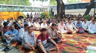 मुजफ्फरनगर में रोडवेज कर्मचारियों का धरना: निजीकरण और अवैध संचालन के खिलाफ हुंकार