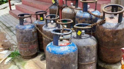 Commercial LPG Cylinder Price: బిగ్ షాక్, వాణిజ్య సిలిండర్‌ ధర ఏకంగా రూ.993 పెంపు... ఢిల్లీ, హైదరాబాద్‌లలో కొత్త ధరలు ఇవే