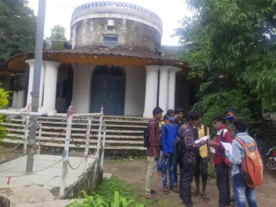 ಸೋರುತಿಹುದು 'ಜ್ಞಾನ ದೇಗುಲ'