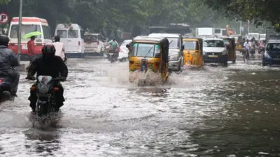 നിവാര് ചുഴലിക്കാറ്റ് : 26 വിമാന സര്വീസുകളും തീവണ്ടികളും റദ്ദാക്കി