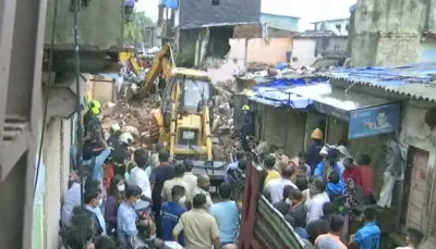 मालाड इमारत दुर्घटना : ठेकेदारासह इमारत मालकास अटक
