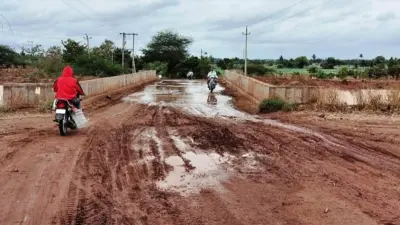 ಬೆಳಗಾವಿ: ಹದಗೆಟ್ಟ ಸೇತುವೆ ರಸ್ತೆ; ಸಂಚಾರಕ್ಕೆ ತೊಂದರೆ