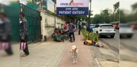 धक्कादायक!! कोरोनाबाधित महिलेवर कोव्हिड सेंटर बाहेर फुटपाथवर झोपण्याची वेळ