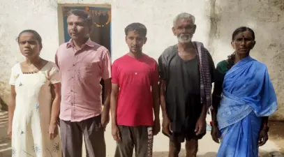 ಮೂವರೂ ಮಕ್ಕಳಿಗೆ ದೃಷ್ಟಿದೋಷ, ಮನೆಯಲ್ಲಿ ಬಡತನ: ನೆರವಿಗೆ ವೃದ್ಧ ದಂಪತಿ ಅಲೆದಾಟ