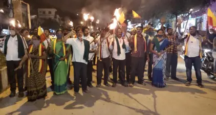 ಸಂಘಟನೆಗಳಿಂದ ಪಂಜಿನ ಮೆರವಣಿಗೆ