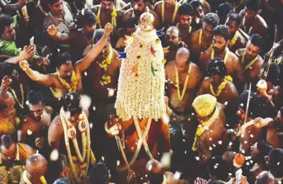 ಐತಿಹಾಸಿಕ ಬೆಂಗಳೂರು `ಕರಗ'ಕ್ಕೆ ಅದ್ಧೂರಿ ಚಾಲನೆ : ಹರಿದು ಬಂದ ಜನಸಾಗರ