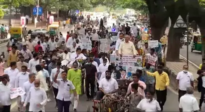 ಬೆಲೆ ಏರಿಕೆ ಖಂಡನೆ: ಟಾಂಗಾ ಏರಿ 'ಕೈ' ನಾಯಕರ ಪ್ರತಿಭಟನೆ