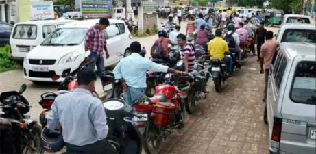 మహారాష్ట్రలో రూపాయికే లీటర్ పెట్రోల్