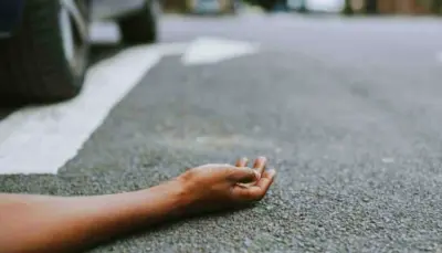 రెండు బస్సుల మధ్య బైకు.. బ్యాంకు మేనేజర్ మృతి