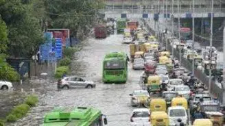 Heavy rains lead to traffic snarls in Delhi