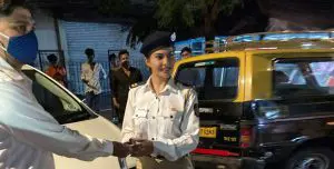 बॉलिवूड अभिनेत्री जॅकलिनची उदारता, स्टाफ मेंबरला कार गिफ्ट