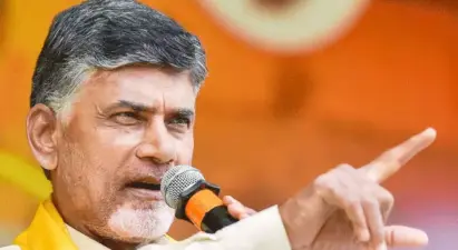 పేదలను రోడ్ల పైకితెచ్చి బిచ్చగాళ్లుగా మారుస్తారా?: చంద్రబాబు