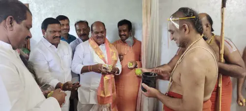 చిన్న జియర్ స్వామిని కలిసిన ఎమ్మెల్యే