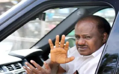 ದಾರಿಬದಿಯಲ್ಲಿ ಅಡ್ಡಗಟ್ಟಿದ ವೃದ್ಧ ಮಹಿಳೆಯರಿಗೆ ಸ್ಪಂದಿಸಿದ ಹೆಚ್ ಡಿ ಕುಮಾರಸ್ವಾಮಿ