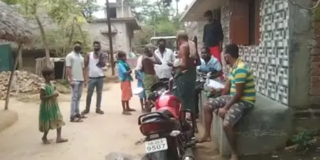 ସମାଜସେବୀଙ୍କ ବିଭିନ୍ନ ସ୍ଥାନରେ ମାସ୍କ ଓ ସାନିଟାଇଜର ବଂଟନ
