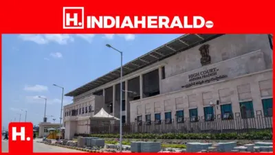 న్యాయమూర్తులు రాజకీయ నాయకుల్లా మారిపోతున్నారేంటి..?