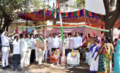 ಧರಣಿ ಸ್ಥಳದಲ್ಲೇ ಧ್ವಜಾರೋಹಣ ಮಾಡಿದ ರೈತರು