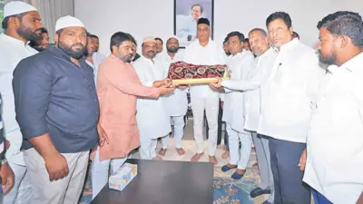 హరీశ్రావును కలిసిన బీఆర్ఎస్ మైనార్టీ నాయకులు