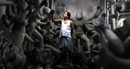 দুর্গাপুজোর আগে কুমোরটুলিতে মাটির চরম সঙ্কট, সরকারের হস্তক্ষেপ চাইলেন মৃৎশিল্পীরা