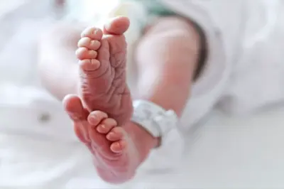 भयानक...प्रसूतीदरम्यान नवजात बाळ थेट जमिनीवर
