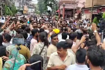 কালীঘাট তৃণমূলের মিছিল ঘিরে ধুন্ধুমার হাজরায়, উঠল 'চোর' স্লোগান, বাজাল 'মাছ চোর' গানও