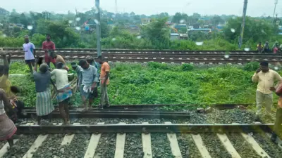 Landslide on Railway Tracks নিউ ফরাক্কা-তিলডাঙার মাঝে রেললাইনে ধস, ব্যাহত ট্রেন চলাচল