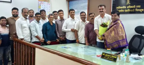 शिवसेना उद्धव बाळासाहेब ठाकरे पक्षातर्फे प्रांताधिकारी आकाश लिंगाडे यांचा सत्कार
