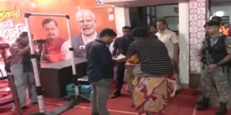 স্বামীকে কাঁধে নিয়ে সুন্দরবন থেকে জনতা দরবারে এক মহিলা, মুখ্যমন্ত্রী দিয়েছেন সমস্যা সমাধানের আশ্বাস