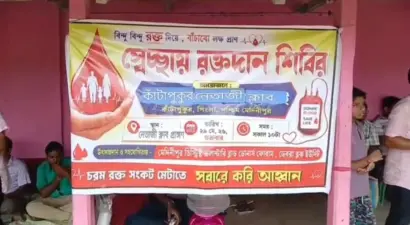 রক্তদানের সঙ্গে সবুজায়নের বার্তা, রক্তদাতাদের হাতে তুলে দেওয়া হল চারা গাছ।