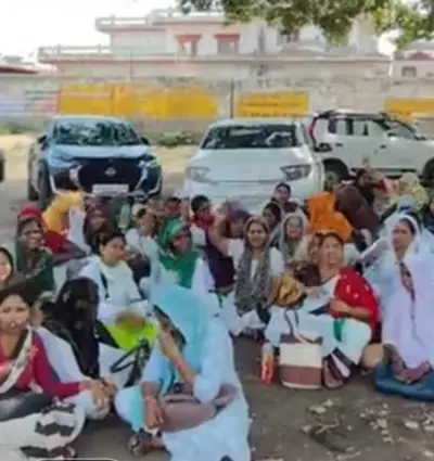 Hathras : वेतन भुगतान की मांग, आशा कार्यकर्ताओं ने प्रदर्शन कर दी कार्य बहिष्कार की चेतावनी