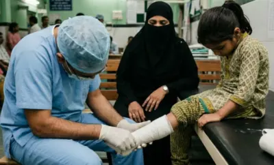 दर्द से चीखती रही मासूम, हैवान डॉक्टर ने जबरन मोड़ा घुटना; X-Ray के बाद विधवा मां ने बताया चौंकाने वाला सच