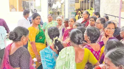 రెండు నెలలుగా పింఛన్ ఇవ్వట్లే.. గుట్ట మున్సిపల్ చైర్పర్సన్ను నిలదీసిన పింఛన్దారులు