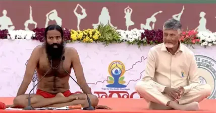 విజయవాడలో యోగా సందడి..బాబా రామ్దేవ్తో కలిసి యోగా చేసిన సీఎం చంద్రబాబు