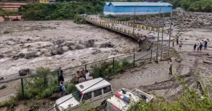 অতিবৃষ্টিতে ফুঁসছে গঙ্গা-যমুনা! উত্তরাখণ্ড ও উত্তরপ্রদেশের একাধিক জেলায় জারি লাল-কমলা সতর্কতা