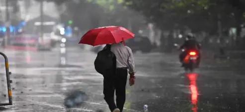 আগামী ৪ দিন দুর্যোগের পূর্বাভাস! ভারী বৃষ্টির তোড়ে ভাসবে দক্ষিণবঙ্গ, উত্তরে জারি রেড অ্যালার্ট