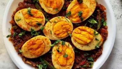 ডিমের ঝাল - সর্ষে-কাঁচালঙ্কার ঝাঁঝে বাঙালি ঘরানার মশলাদার ডিম।