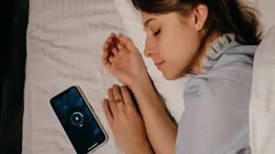 Mobile Phone: ରାତିରେ ତକିଆ ତଳେ ଫୋନ୍ ରଖି ଶୋଉଛନ୍ତି କି? ତେବେ ବଦଳାନ୍ତୁ ଏହି ଅଭ୍ୟାସ