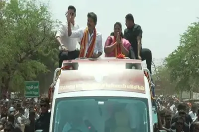ತಮಿಳುನಾಡು ಉಪಚುನಾವಣೆ: ಧಾರಾಪುರಂನಲ್ಲಿ ಮುಖ್ಯಮಂತ್ರಿ ವಿಜಯ್ ಬೃಹತ್ ರೋಡ್ ಶೋ