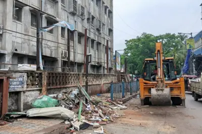 অব্যাহত বুলডোজার অ্যাকশন! এবার হাওড়া ময়দানে গুঁড়িয়ে দেওয়া হল ৩৫ অবৈধ গুমটি