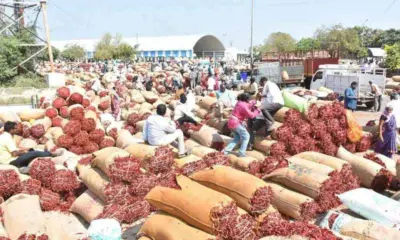 Mirchi : వరంగల్ ఎనుమాముల వ్యవసాయ మార్కెట్ రికార్డు ధర పలికిన దేశీ మిర్చి