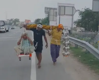 हापुड में मां की सेवा में बेटा बना श्रवण कुमार, कांवड़ में मां को बैठाकर निकला तीर्थ यात्रा पर, जज्बे को लोग कर रहे सलाम