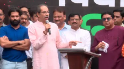 मुंबईतील तिरंगा रॅलीत उद्धव ठाकरेंचा भाजपवर हल्लाबोल, तर राज ठाकरेंनी विद्यार्थ्यांच्या लढ्याचे केले कौतुक