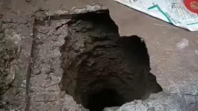 कानपुर में बड़ा हादसा, आंगन की जमीन अचानक धंसी; 20 फीट गहरे गड्ढे में गिरी 18 साल की लड़की