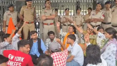 CG News: रायगढ़ में सेंट जेवियर स्कूल के बाहर ABVP का प्रदर्शन, सिलेबस में ईसाई धर्म का पाठ पढ़ाने का आरोप