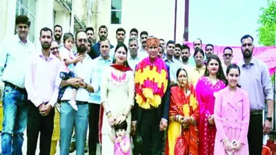 फोरमैन दीनानाथ पठानिया की रिटायरमेंट पर भर आई आंखें - Divya Himachal