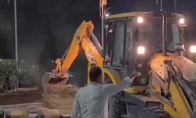 కట్టుదిట్టమైన భద్రత నడుమ వారణాసి రైల్వే స్టేషన్ లోపల మజార్, మసీదు కూల్చివేత