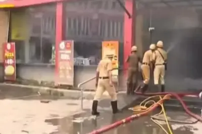 শিয়ালদহ স্টেশনে ভয়াবহ অগ্নিকাণ্ড, ধোঁয়ায় ঢাকল এলাকা! বিপাকে যাত্রীরা - বর্তমান বাংলা