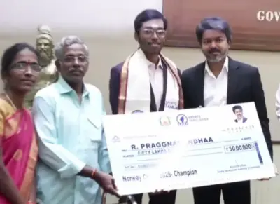 గ్రాండ్మాస్టర్ ప్రజ్ఞానందకు రూ.50 లక్షల బహుమతి అందించిన సీఎం విజయ్!